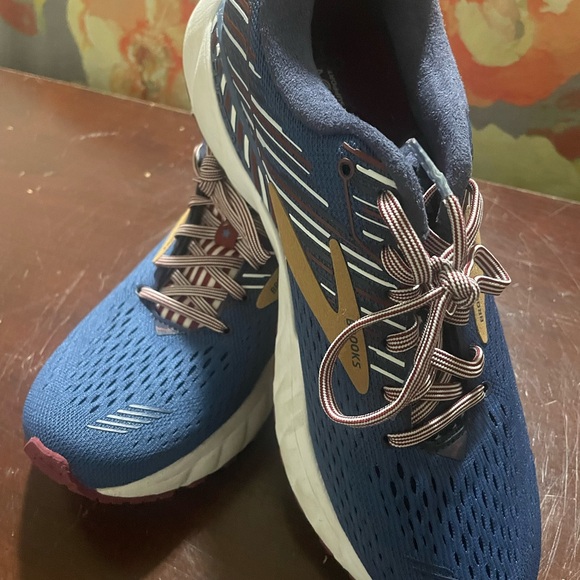 Brooks Shoes - Women’s Brooks Athletic shoes. Size 9.5 B EXCELLENT CONDITION